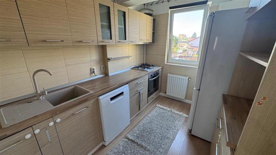 Apartament cu 3 camere decomandat, mobilat în Turnișor