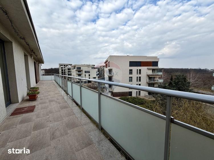 Apartament cu 4 camere semidecomandat, mobilat în Băneasa