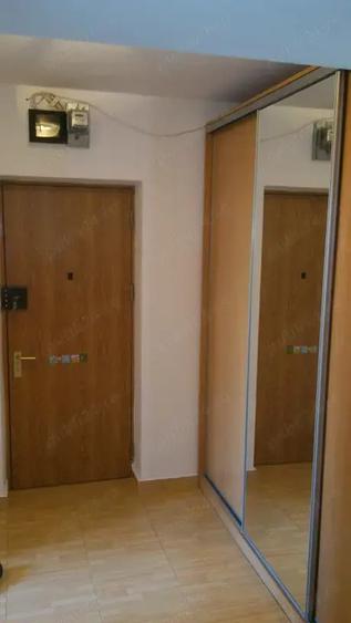 Apartament cu 3 camere semidecomandat în Colentina
