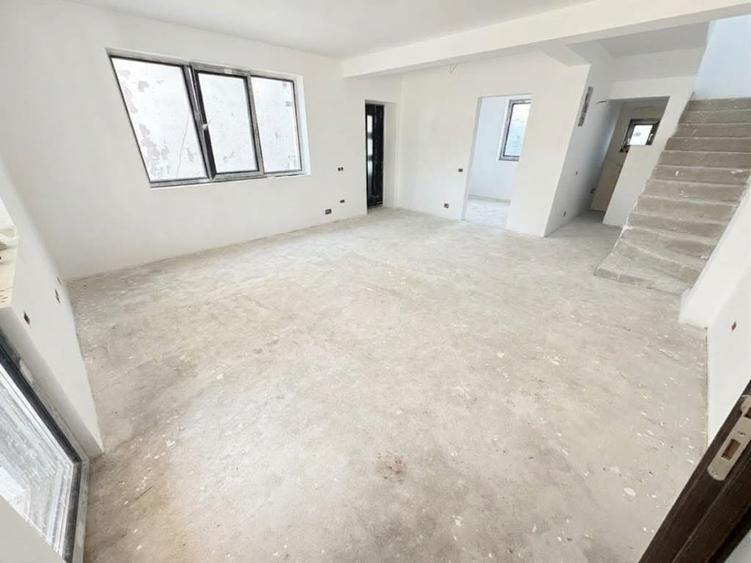 Duplex cu 4 camere cu Canalizare în Exterior Sud