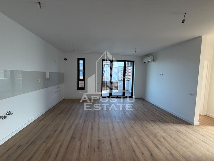 Apartament cu 3 camere semidecomandat în Torontalului