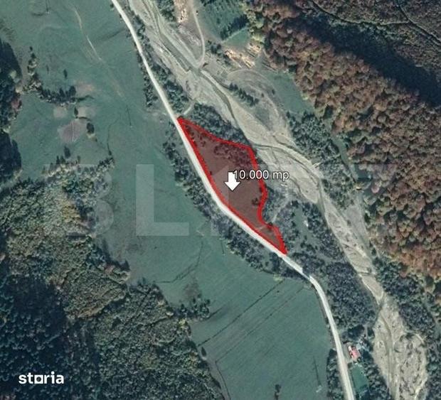 Teren de 10000 mp, în Est