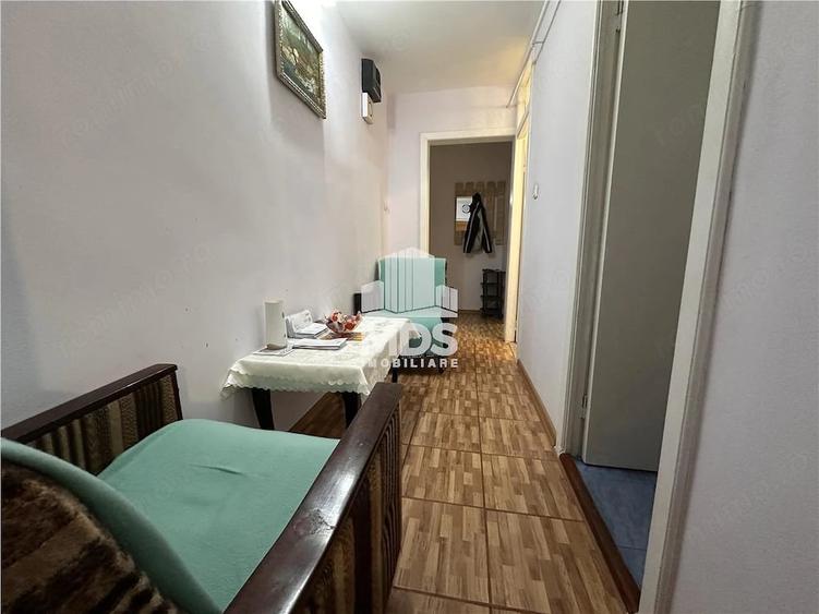 Apartament cu 3 camere semidecomandat în Lipovei