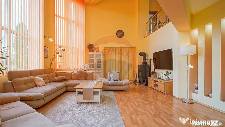 Casă cu 10 camere cu Teren 1300 Mp în Hălchiu