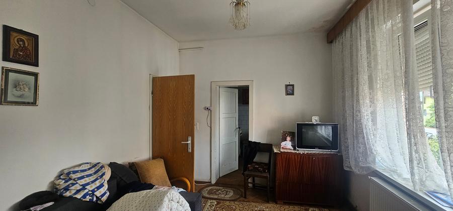 Vand apartament la casa,2 camere situat in zona Piata Cibin pe str.Darstelor et1 - 2