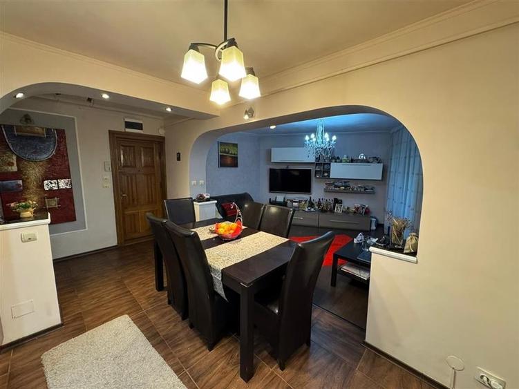 Apartament 3 camere, etaj 3 , zona Liceul Pedagogic, mobilat - 2