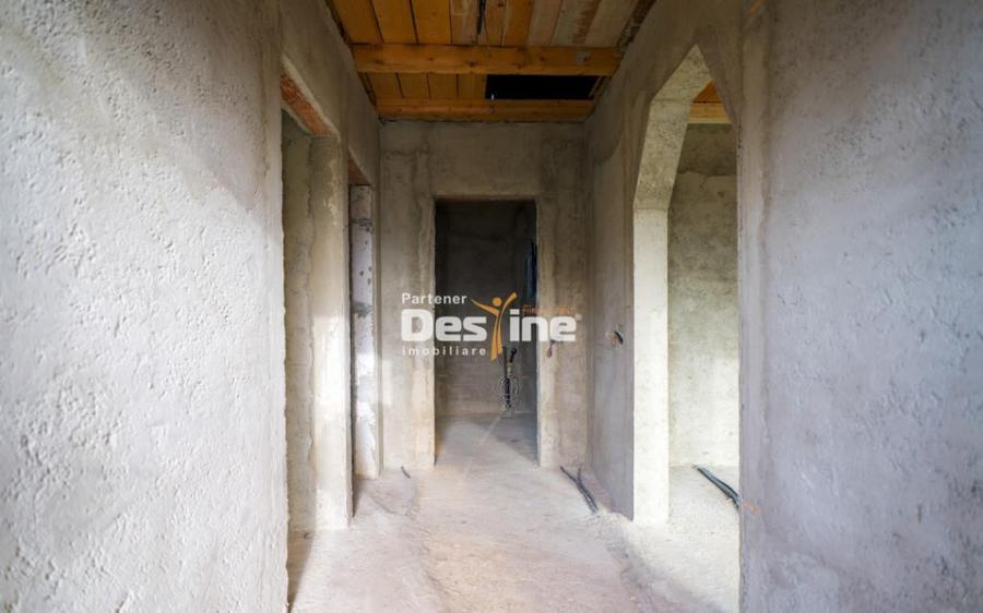 Casa individuala la ro?u cu utilia?i ?i 570 mp teren C - 8