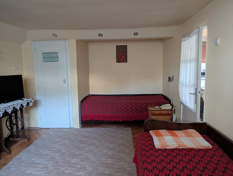 De vanzare casa in curte comuna - Zona Papiu - 1