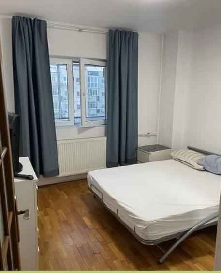 Apartament cu 3 camere semidecomandat, mobilat în Tineretului