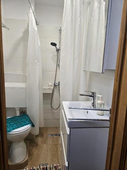 Apartament cu 3 camere semidecomandat în 1 Mai