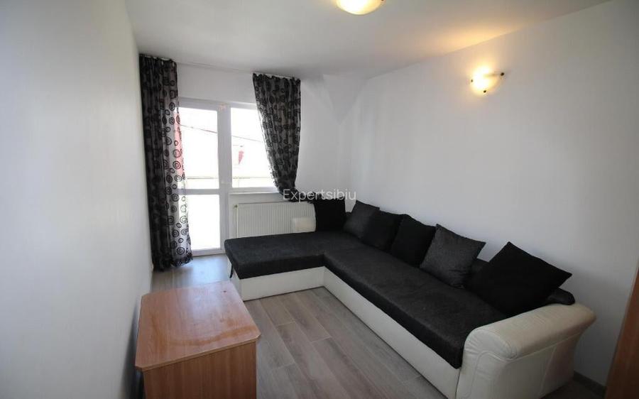 INCHIRIEZ apartament 4 camere , renovat,zona Strand