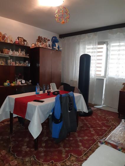 APARTAMENT DECOMANDAT 3 CAMERE - 1