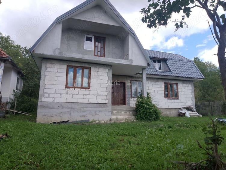 Vand 2 case in localitatea Mires