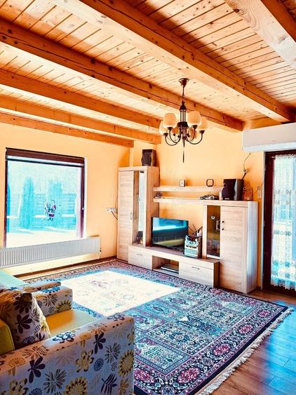 Casă individuală cu 5 camere cu Teren 993 Mp în Central