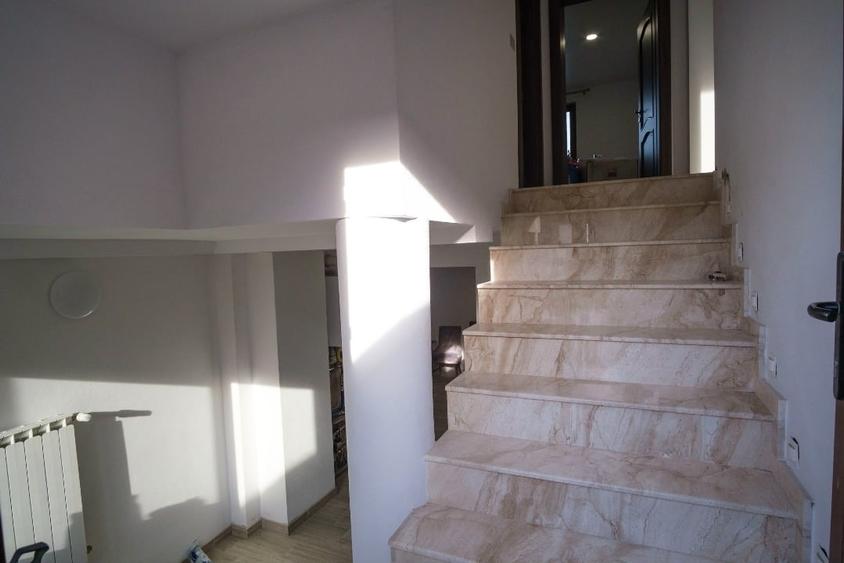 Casă individuală cu 5 camere cu Garaj în Bradu