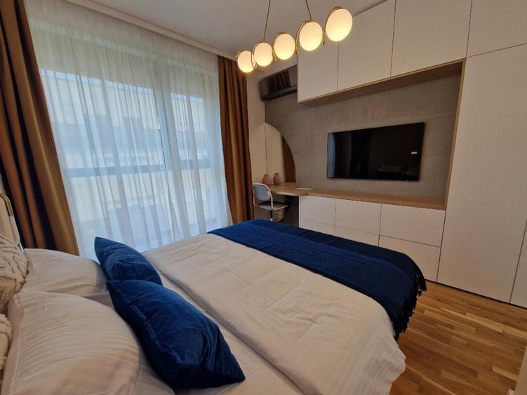 Apartament cu 3 camere semidecomandat, mobilat în Băneasa