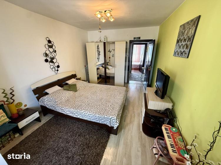 Apartament cu 3 camere semidecomandat în Craiovița Nouă