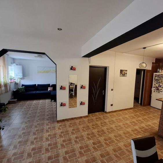 Casă cu 5 camere cu Canalizare în Central