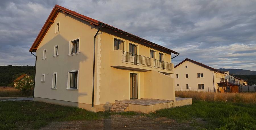 Casă cu 4 camere în Central
