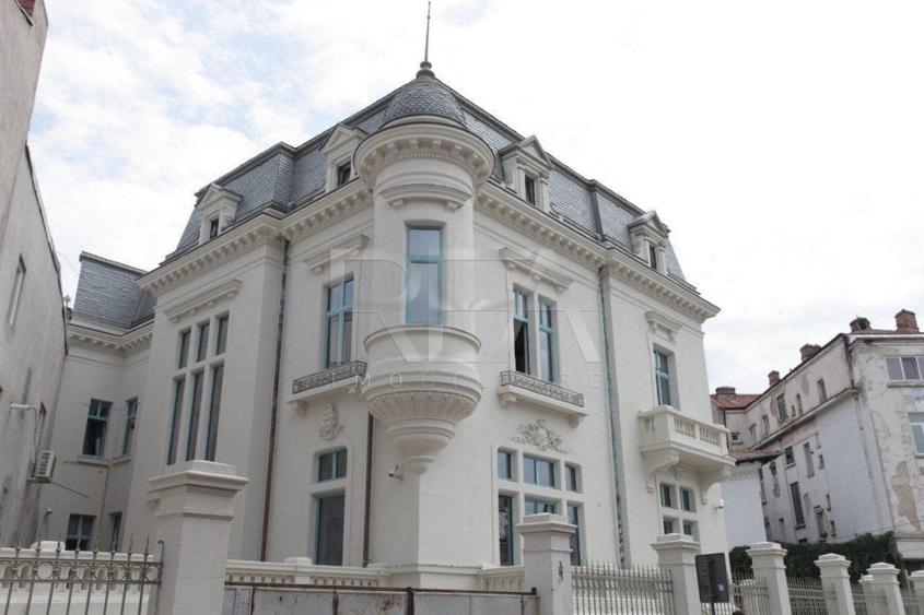 Casă individuală cu 27 camere cu Canalizare în Central