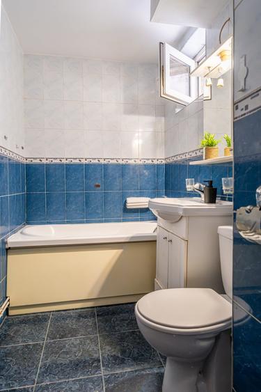 Apartament cu 3 camere semidecomandat, mobilat în Central