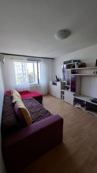 Apartament cu 3 camere semidecomandat în Apărătorii Patriei