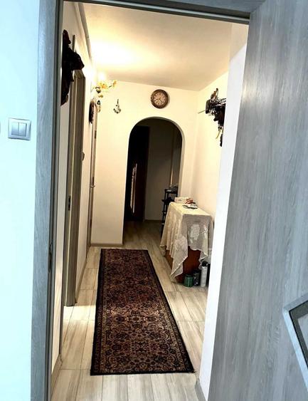 Apartament cu 3 camere decomandat în Exterior Vest