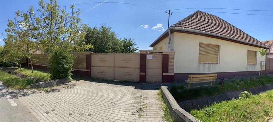 Casă cu 4 camere cu Teren 1200 Mp în Central