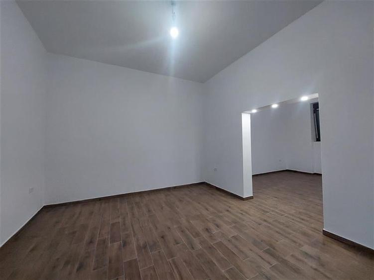 Apartament cu curte privata, zona Bou Rosu, pentru locuit sau afacere - 3