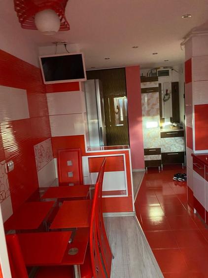 Inchiriez apartament 3 camere - 6