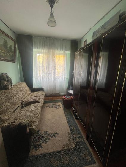 Apartament trei camere - Zona Școala nr. 10 - etajul 2 - 4