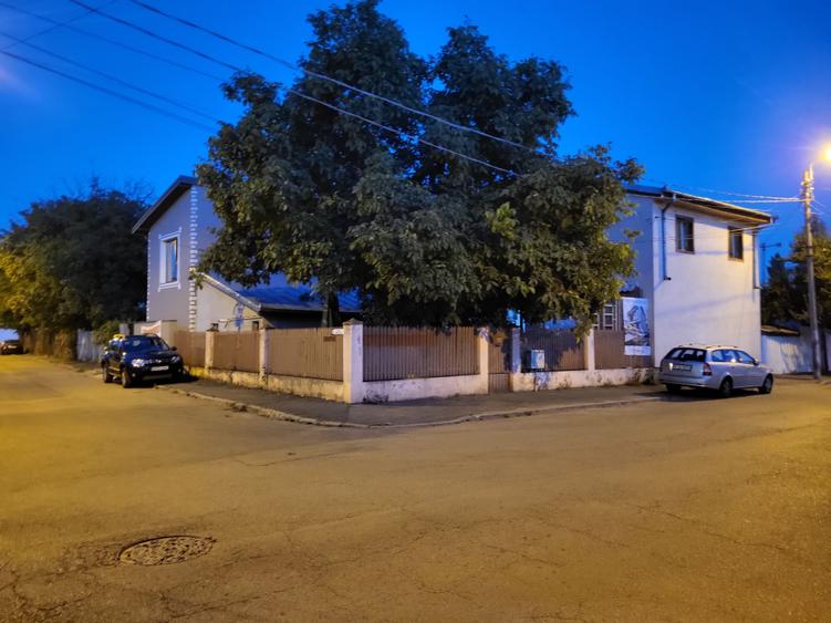 Casă individuală(P+!E+pod)+casă parter în aceeași curte. Teren 270 mp.Curte 150 - 1