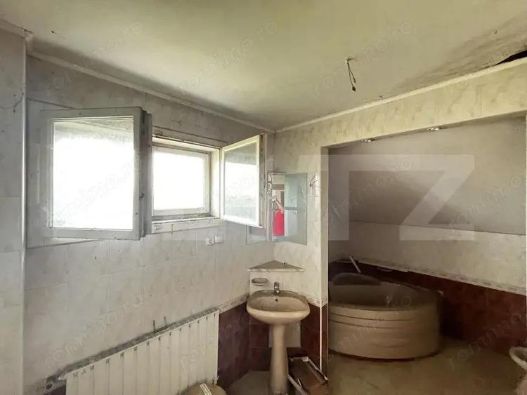 Casa de vanzare in Lazuri, ideala si pentru investitii - 9
