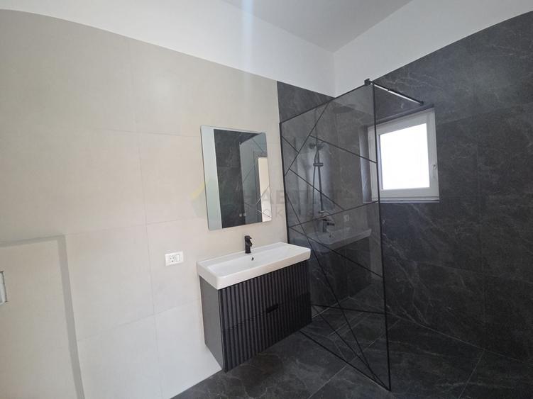 Casă individuală cu 4 camere cu Canalizare în Tunari