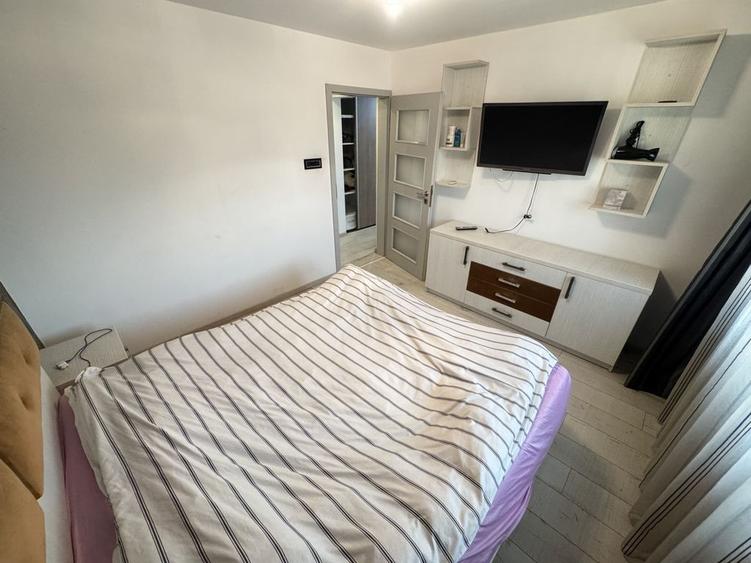 Apartament cu 3 camere decomandat, mobilat în Casa de Cultură