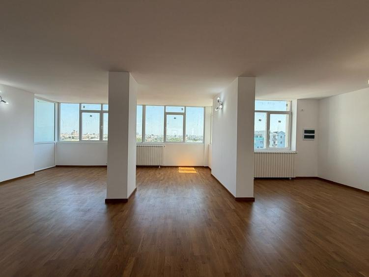 Penthouse cu 5 camere decomandat în Parcul Carol