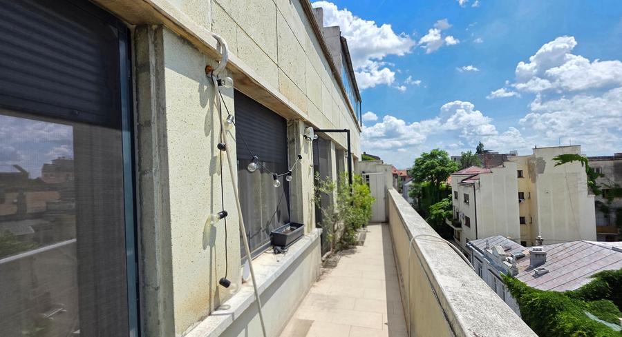 Apartament cu 3 camere semidecomandat în Cișmigiu