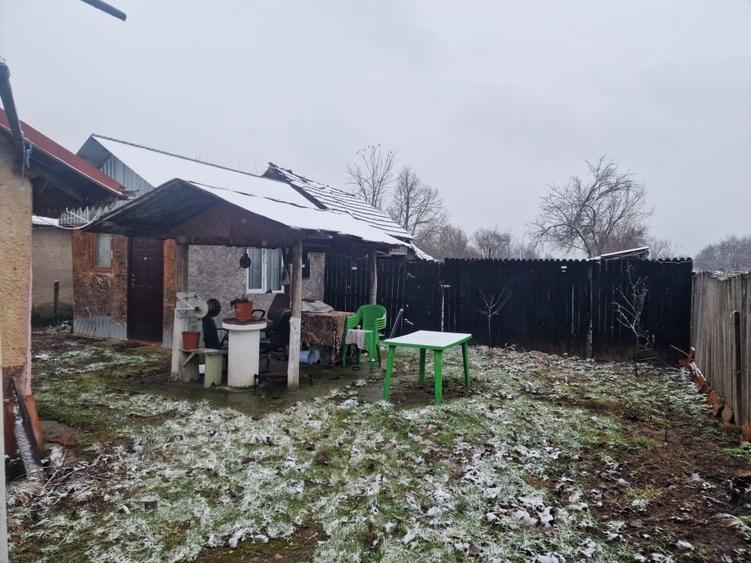 Vând casa la curte batraneasca locuibila - 7