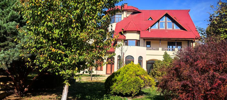 Proprietate Breaza Vila 1000mp , casa administrator , teren generos 3600mp - 3