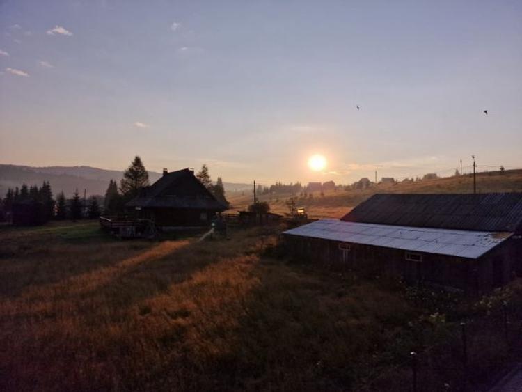 Vand teren si casa istorica in Giurcuta de Sus pe malul lacului - 9