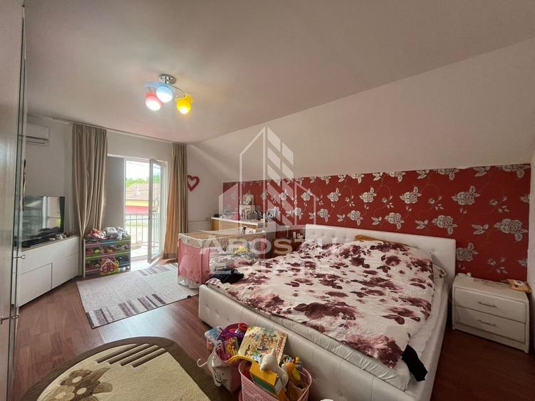 Jumatate de duplex  cu 4 camere si 2 bai, decomandat situat in Utvin - 1