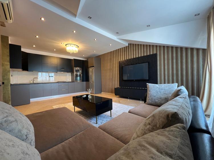 Apartament cu 3 camere semidecomandat în Rahova
