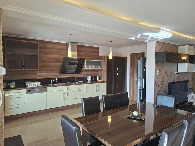 Casă cu 6 camere cu Teren 1750 Mp în Apa