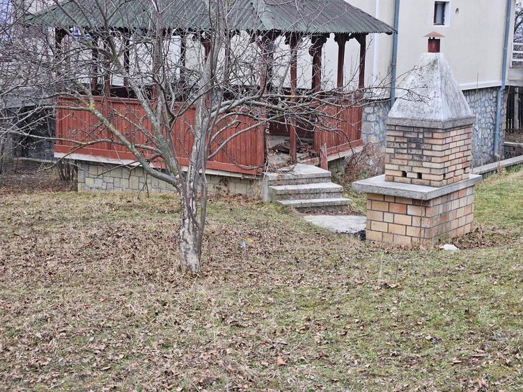 Casă cu 14 camere cu Canalizare în Central