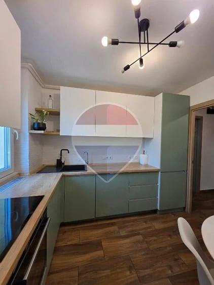 Apartament cu 3 camere semidecomandat în Podu Roș