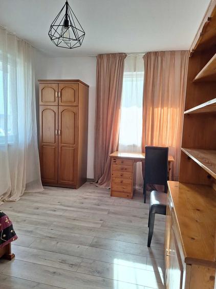 Apartament cu 3 camere decomandat în Florești