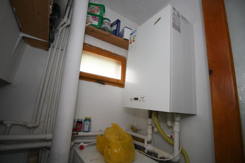 Casă individuală cu 8 camere cu Canalizare în Central
