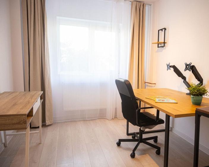 Apartament cu 3 camere semidecomandat, mobilat în 13 Septembrie