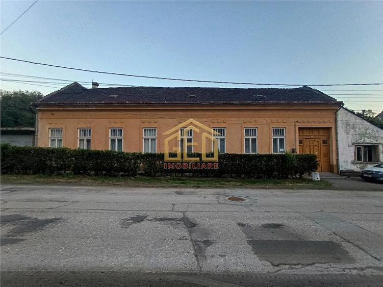 Casă cu 5 camere cu Teren 842 Mp în Central