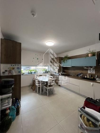Vila deosebită parte dintr-un triplex Vila deosebită parte dintr-un triplex
